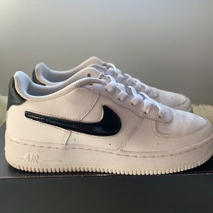 Switchable Nike sign Air Force 1